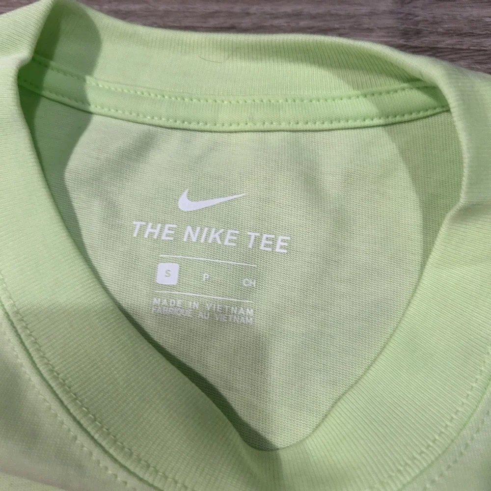 Nike Men's World Tour Liquid Lime T-Shirt DA0937-383 Men's Size Small Never Worn